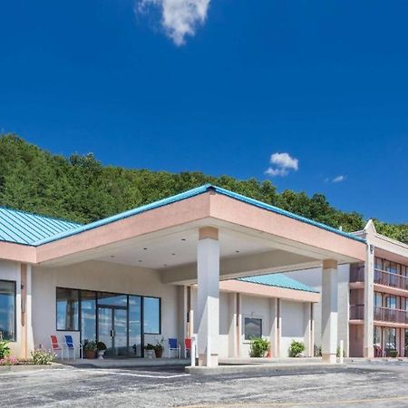 Howard Johnson Hotel & Conference Center By Wyndham Сейлем Экстерьер фото