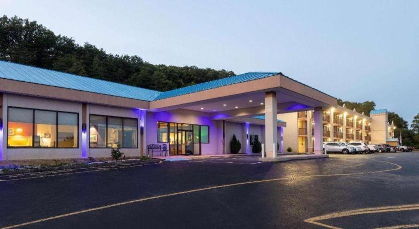Howard Johnson Hotel & Conference Center By Wyndham Сейлем Экстерьер фото